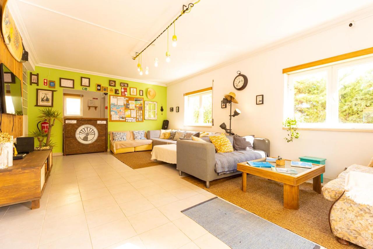 Pineapple Surf House Vandrehjem Atouguia Da Baleia Eksteriør billede