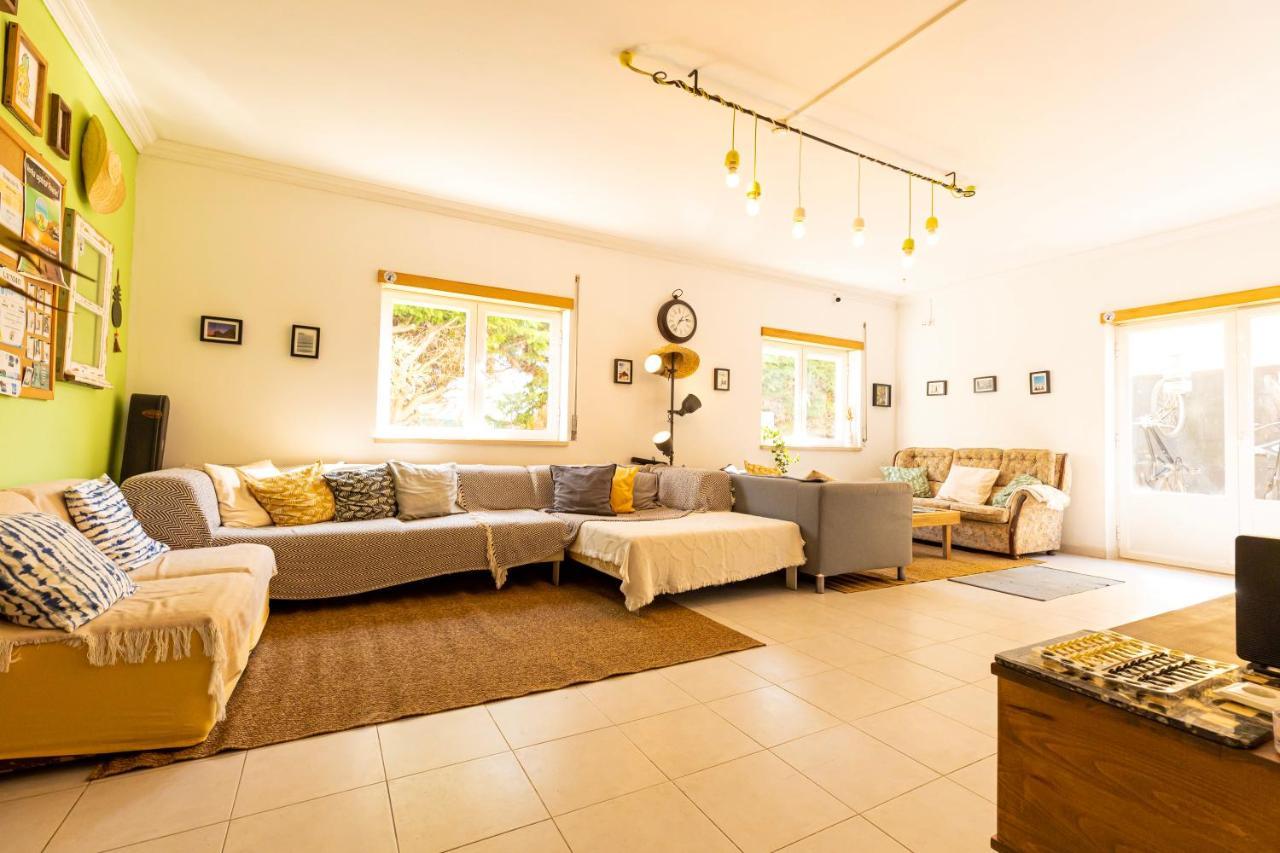 Pineapple Surf House Vandrehjem Atouguia Da Baleia Eksteriør billede