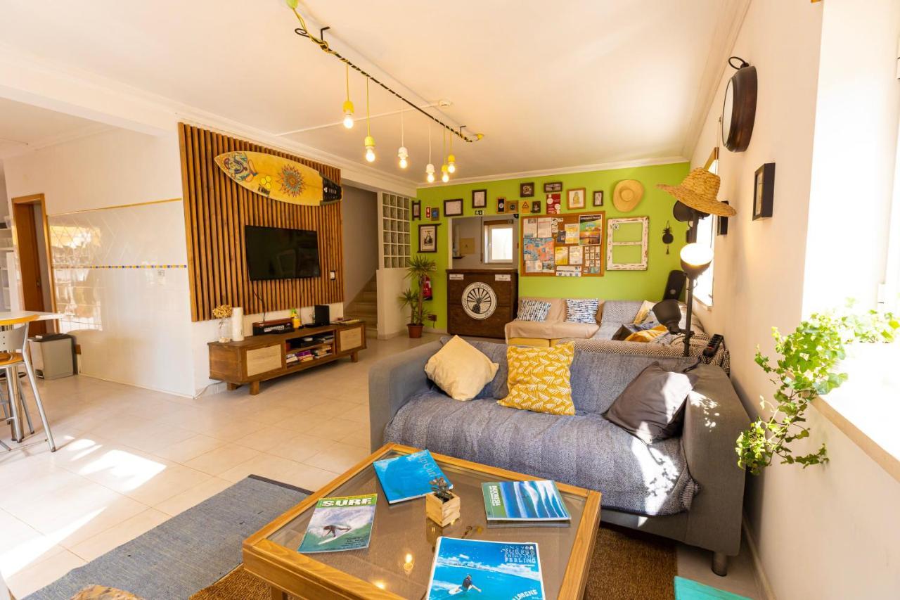 Pineapple Surf House Vandrehjem Atouguia Da Baleia Eksteriør billede