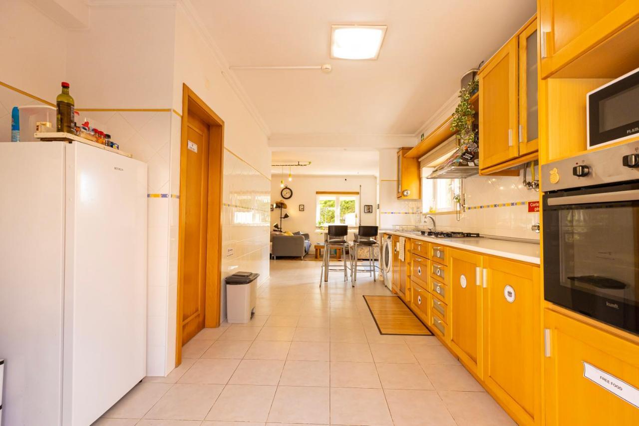Pineapple Surf House Vandrehjem Atouguia Da Baleia Eksteriør billede