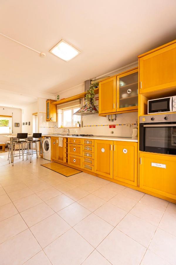 Pineapple Surf House Vandrehjem Atouguia Da Baleia Eksteriør billede