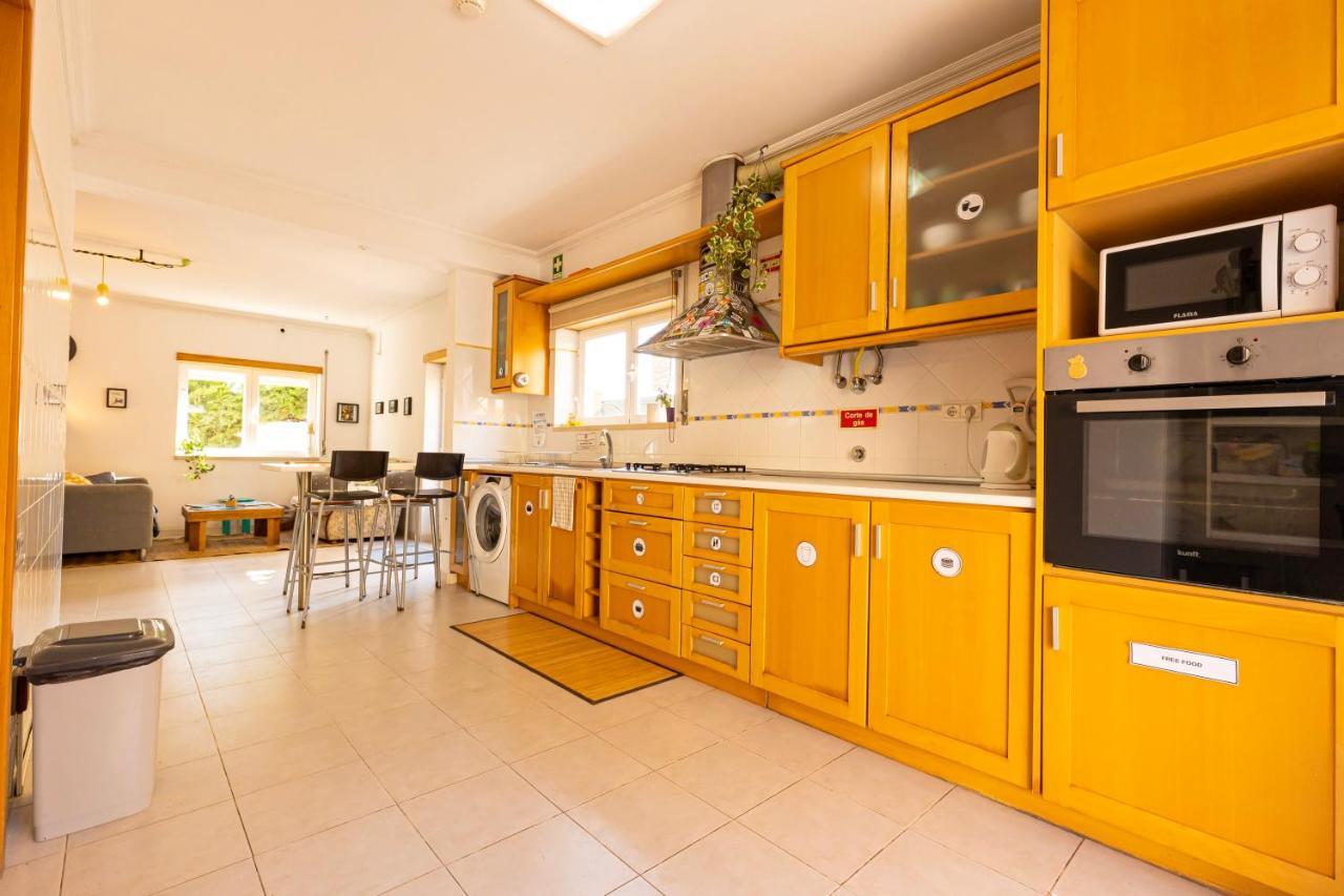 Pineapple Surf House Vandrehjem Atouguia Da Baleia Eksteriør billede