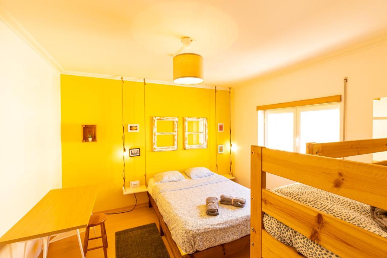 Pineapple Surf House Vandrehjem Atouguia Da Baleia Eksteriør billede