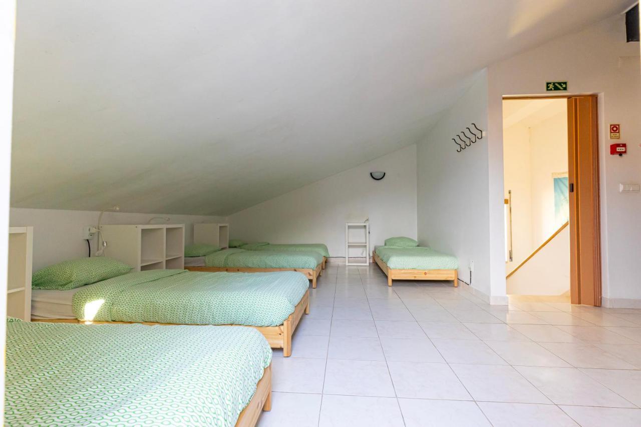 Pineapple Surf House Vandrehjem Atouguia Da Baleia Eksteriør billede